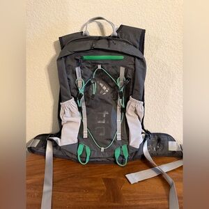 Stio Cacher Hiking Daypack Backpack 16L in Raven